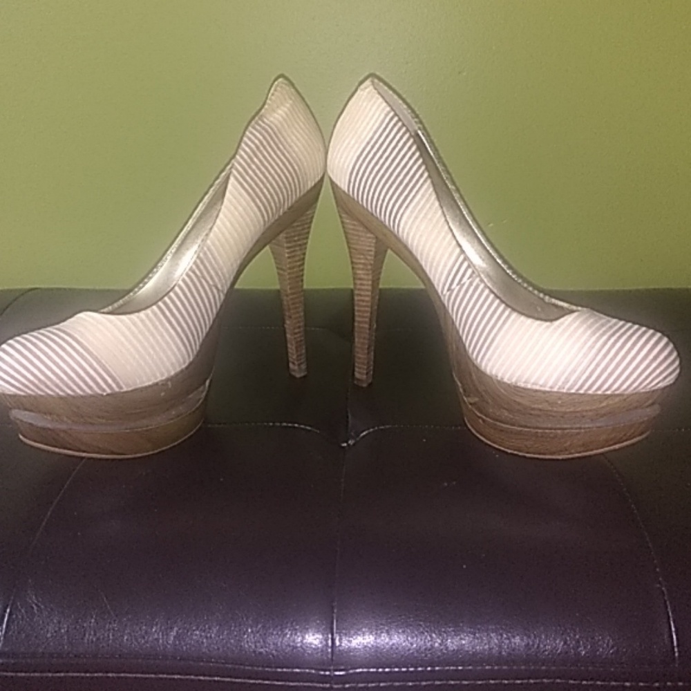 🍒 Jessica Simpson traffic stopping platform shoe
